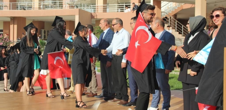 Burhaniye MYO Öğrencileri Mezun Oldu