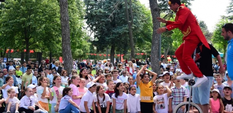 Çocuklar, Şenlikle Bütünleşti