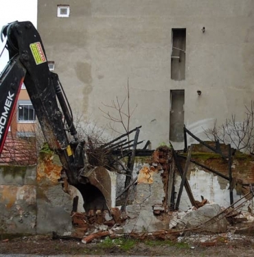 Kareside-metruk-binalar-yikiliyor