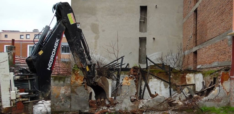 Karesi’de Metruk Binalar Yıkılıyor