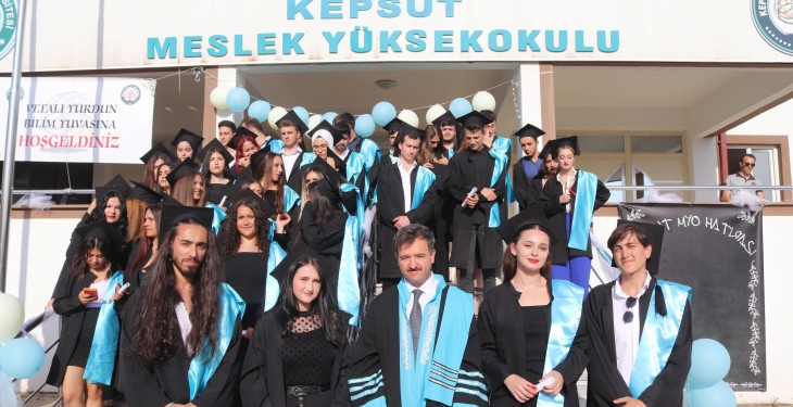 Kepsut MYO’da Mezuniyet Coşkusu