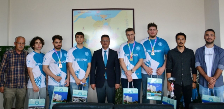 Türkiye Şampiyonu BAÜN E-Spor Takımından, Rektör Prof. Dr. İlter Kuş’a Ziyaret