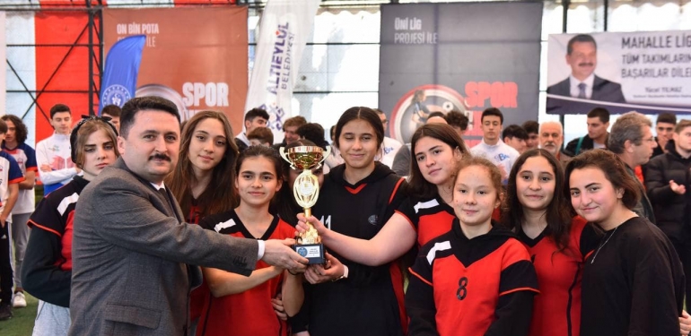 ALTIEYLÜL’DE MAHALLE LİGİ KUPA TÖRENİ GERÇEKLEŞTİ