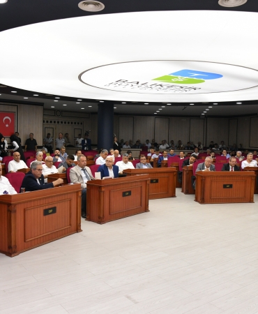 ahmet_akin_personelinin_arkasinda_durdu_2