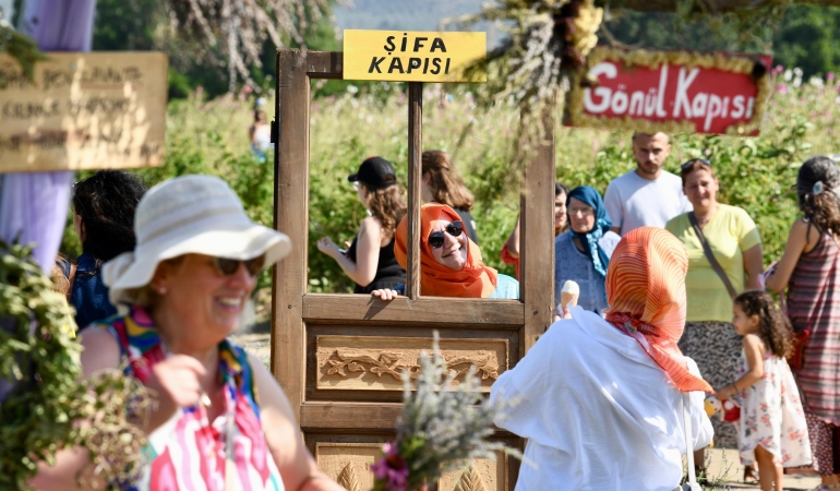 Aromatik bitki bahçelerinde hem çekim hem de hasat yapıldı