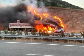 Balıkesir'de Otomobil Tırın Dorsesine Çarptı: Araçlar Alev Topuna Döndü