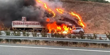 Balıkesir'de Otomobil Tırın Dorsesine Çarptı: Araçlar Alev Topuna Döndü