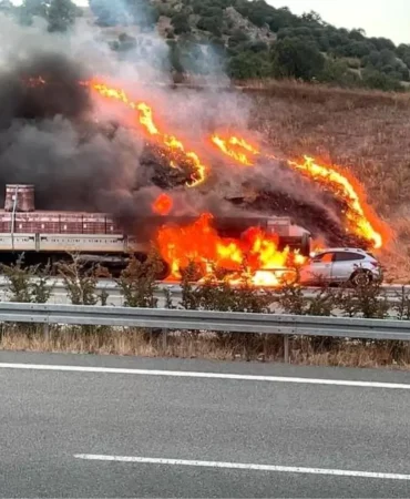 Balıkesir'de Otomobil Tırın Dorsesine Çarptı: Araçlar Alev Topuna Döndü