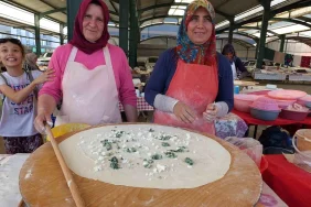 Balıkesir'de Kadınların El Emekleri İle Kurulan Hanımeli Pazarı İlgi Görüyor