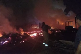 Balıkesir'de ahşap palet atölyesinde çıkan yangın söndürüldü