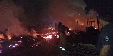 Balıkesir'de ahşap palet atölyesinde çıkan yangın söndürüldü