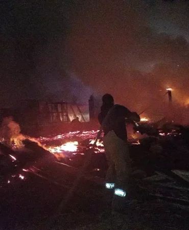 Balıkesir'de ahşap palet atölyesinde çıkan yangın söndürüldü