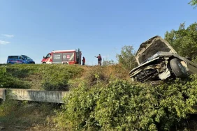 Balıkesir'de otomobil kaza yaptı, 2 kişi yaralandı