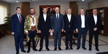 kurtdereli_gureslerine_kirmizi_dipli_mumlar_ile_davetler_basladi_4