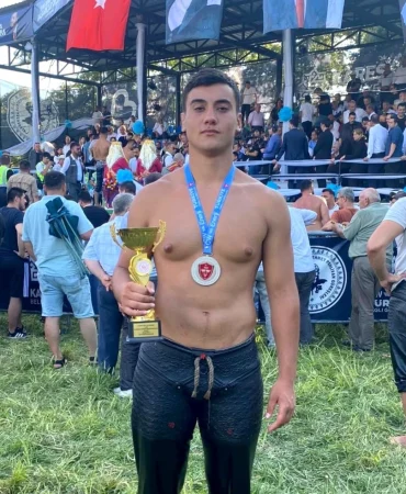 Yunusemre Belediyespor sporcusu Melih Özdemir gümüş madalya kazandı