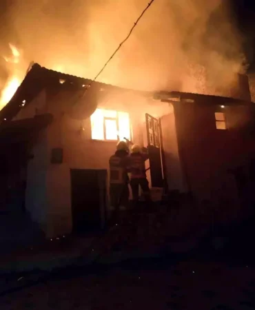 Balıkesir'de Ev Yangını: Ev Kullanılamaz Hale Geldi