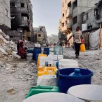 UNRWA, İsrail'in tahliye emirleri nedeniyle Gazze'deki yardım operasyonlarını askıya aldı