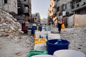 UNRWA, İsrail'in tahliye emirleri nedeniyle Gazze'deki yardım operasyonlarını askıya aldı