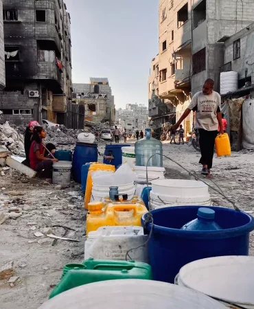 UNRWA, İsrail'in tahliye emirleri nedeniyle Gazze'deki yardım operasyonlarını askıya aldı