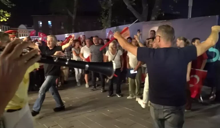 Balıkesir’de Fener Alayı ve Şiir Dinletisi: Şehir, Kurtuluşunun 102. Yılını Coşkuyla Kutladı!