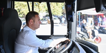 baskan_akin_elektrikli_otobus_ile_ayvalikta_test_surusu_yapti_1