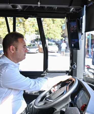 baskan_akin_elektrikli_otobus_ile_ayvalikta_test_surusu_yapti_1