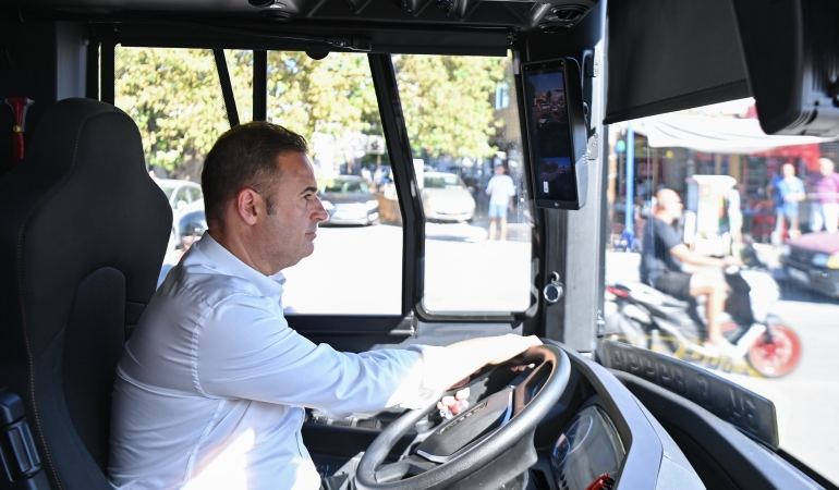 Başkan Akın, elektrikli otobüs ile Ayvalık’ta test sürüşü yaptı