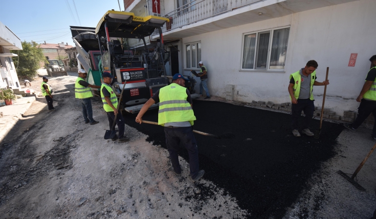 Başkan Akın, sıcak asfalt serim çalışmalarını yerinde inceledi