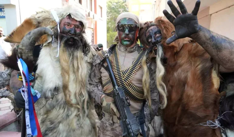 Balıkesir Kurtuluş Coşkusunda Tülütabaklar Sahneye Çıktı: “Bu Kan Aynı Kan!”