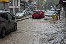 Erdek'te Sağanak Yağış Cadde ve Sokakları Göle Çevirdi