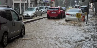 Erdek'te Sağanak Yağış Cadde ve Sokakları Göle Çevirdi
