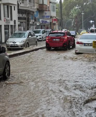 Erdek'te Sağanak Yağış Cadde ve Sokakları Göle Çevirdi