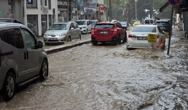Erdek’te Sağanak Yağış Cadde ve Sokakları Göle Çevirdi