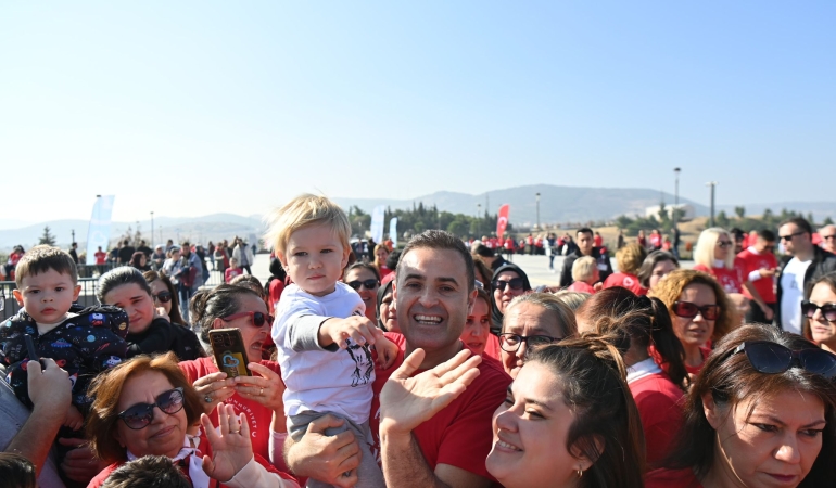 Cumhuriyet için 7’den 70’e zeybek oynadılar