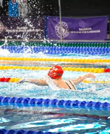 Cumhuriyet Bayramı'nda Yüzme Müsabakaları