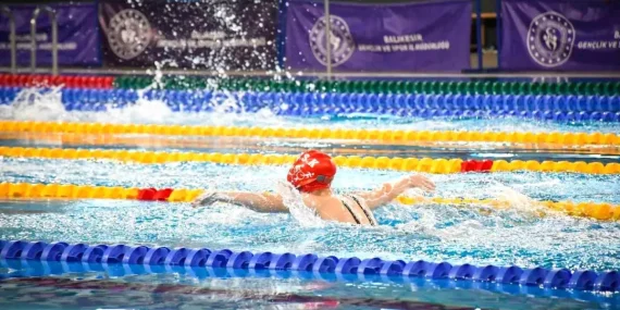 Cumhuriyet Bayramı'nda Yüzme Müsabakaları